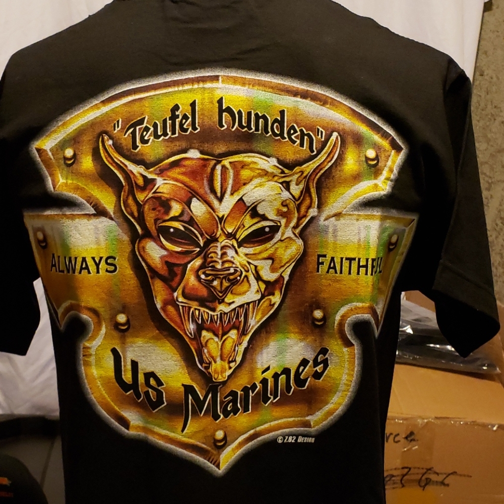 Military Vintage MARINE TEUFEL HUNDEN tshirt